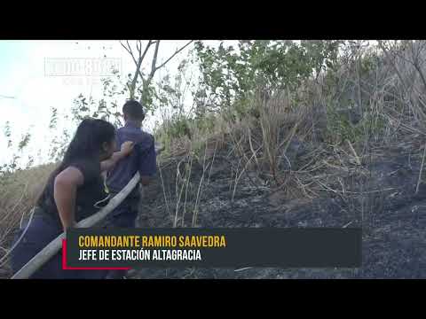 Bomberos controlan incendio de maleza en las laderas de Nejapa - Nicaragua