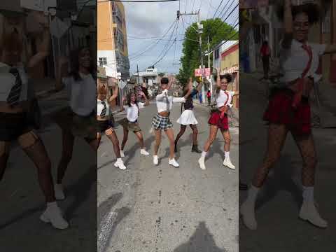 Fans de Tokischa hacen una coreografía en la calle antes de su show en Santo Domingo