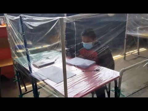 Niños reciben clases dentro de una burbuja para evitar la propagación del Covid-19