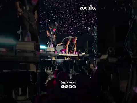 Fanático de Coldplay cae al vacío tras intentar subir al escenario en pleno concierto