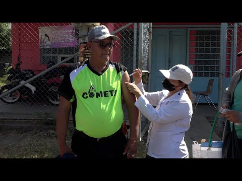 Pobladores del barrio Santa Elena se vacunan contra la Covid-19