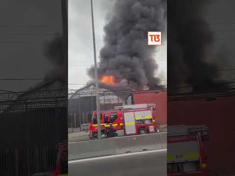 Gigantesco incendio consume fábrica de plásticos de La Cisterna