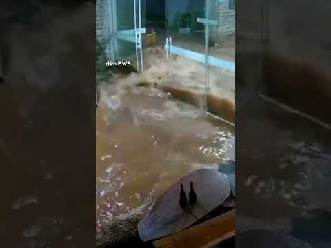 Vídeo mostra a velocidade da água em enchente no RS #shorts