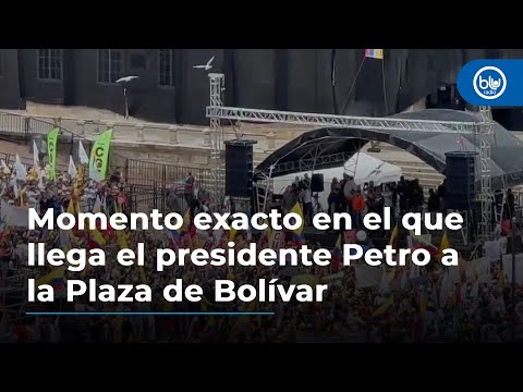 Momento exacto en el que llega el presidente Petro a la Plaza de Bolívar
