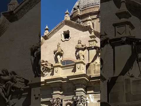 Dos policías nacionales vigilan desde lo alto de la Basílica del Pilar