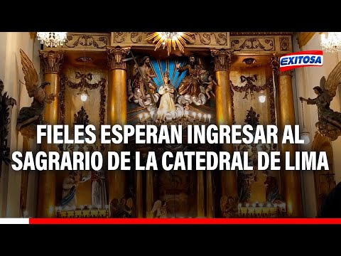 Fieles esperan bajo el sol para ingresar al sagrario de la catedral de Lima