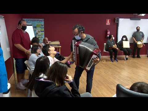Usuarios de centros de educación especial cantan y bailan con el proyecto Música a flor de pel