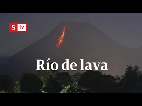 Río de lava en Indonesia tras la erupción del volcán más activo del país | Videos Semana