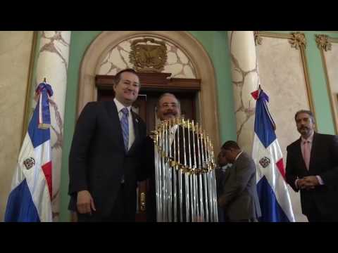 Ejecutivos de los Cachorros de Chicago visitan a Danilo Medina