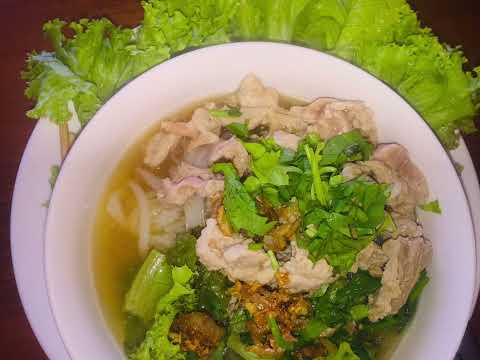 ก๋วยเตี๋ยวหมูกินกับผักสลัดกะ