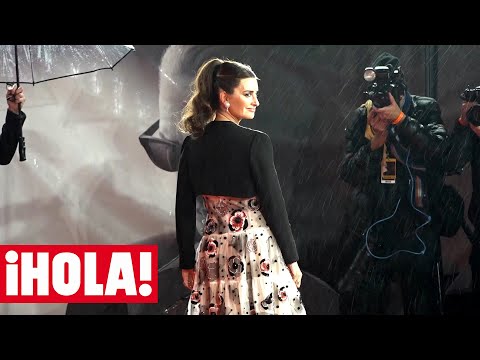 Penélope Cruz o cómo posar perfecta en una alfombra roja a pesar de la fuerte lluvia