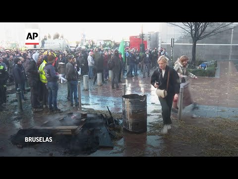Agricultores en tractores crean caos en la sede de la UE en Bruselas