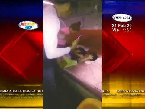 Una mujer golpea a una niña ante la mirada impávida de sus familiares