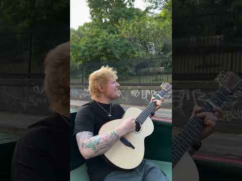 Ed Sheeran sorprende a la gente cantando en la calle