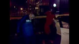 فيديو: لاعب نادي ليفربول الانجليزي “ستوريدج” يخرج من سيارته و يرقص مع أحد المشجعين