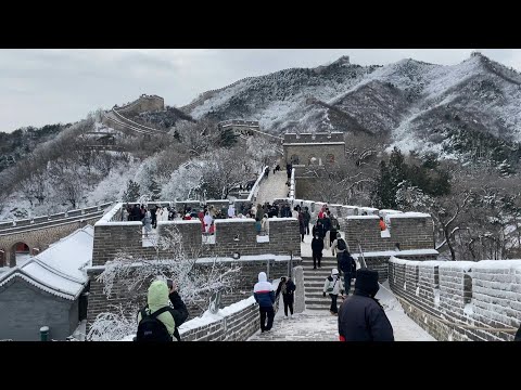 Pékin: des touristes bravent les vents glacés pour visiter la Grande Muraille enneigée | AFP
