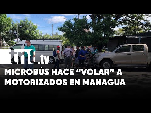Motorizados salen por los aires al impactar con microbús en Managua - Nicaragua
