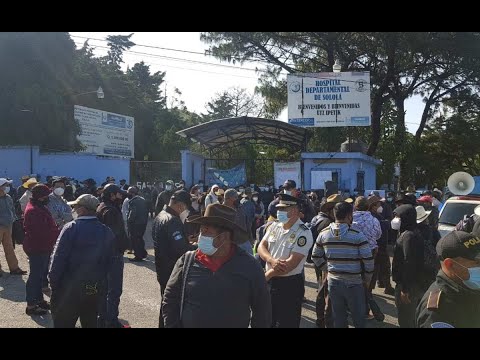 Protestas a las afueras del Hospital Nacional de Sololá