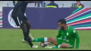 لقطة لاعب الهلال مع لاعب الاتحاد السكندري المصري