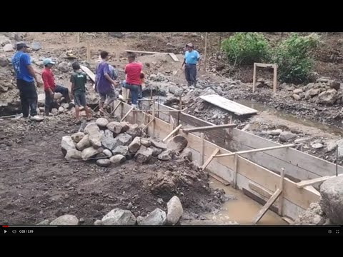 Habitantes del caserío Los Corrales, en Conchagua construyen un puente que ayuda a varias familias.
