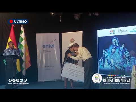 Ministra de Culturas premia al ganador del concurso 'Canción Juvenil del Bicentenario'