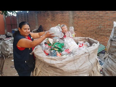 Una madre luchadora reciclando basura