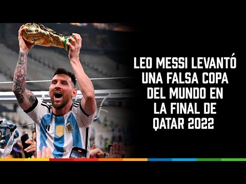Leo Messi levantó una falsa Copa del Mundo en la final de Qatar 2022
