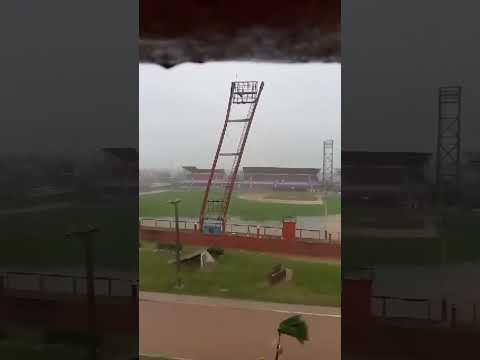 ÚLTIMA HORA!! Cae una torre de iluminación del estadio de Artemisa.