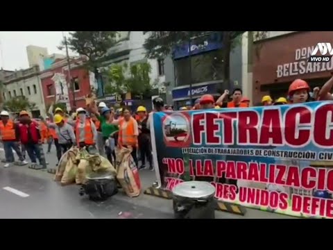 Trabajadores realizan plantón ante paralización de construcciones en Miraflores