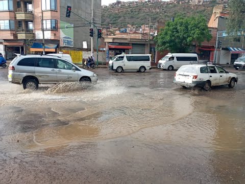 Cochabamba: Lluvia causa inundación en calles y avenidas