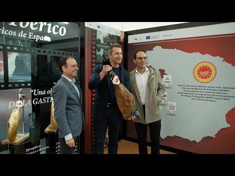 ASICI premia con un jamón ibérico al actor Fernando Gil en el Festival de San Sebastián