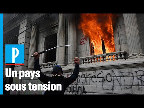 Guatemala : des manifestants mettent le feu au Parlement