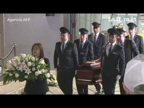 Los restos de Fernando Botero llegaron el jueves a Bogotá en un avión procedente de Francia