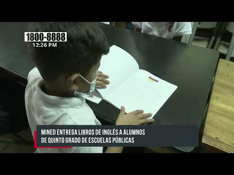Niños y niñas de 5to grado en Nicaragua reciben textos de inglés