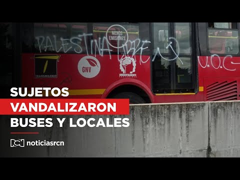 Encapuchados vandalizan fachadas y buses de Transmilenio en las marchas por el Día del Trabajador