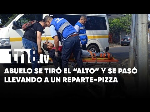 Viejito se pasa el Alto y atropella a repartidor de pizza en Managua - Nicaragua