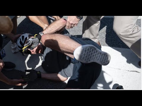 EL PRESIDENTE JOE BIDEN SE CAE DE SU BICICLETA EN DELAWARE