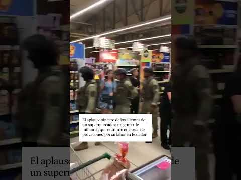 Clientes de un supermercado aplauden a unos militares para agradecer su labor en Ecuador