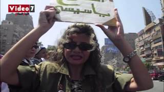 فيديو.. سيدة مصرية بملابس الجيش تدعو “السيسى” تسليح النساء للقضاء على الإرهاب