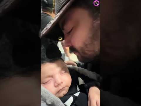 TIERNO momento de José Eduardo con su hija en el aeropuerto