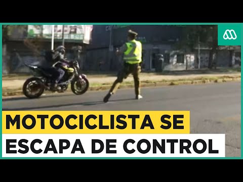 Motociclista se escapa de control policial en vivo