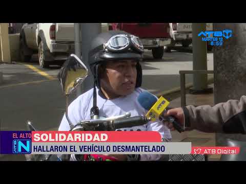 El Alto Suboficial de la Policía ayuda a un joven con discapacidad