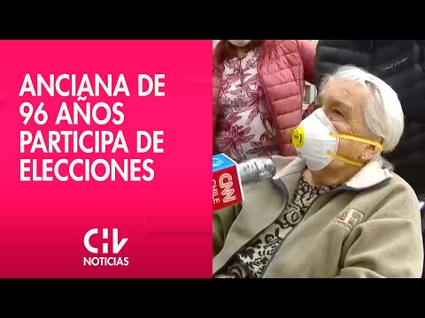 96 años y muy buena memoria: Anciana llegó a votar al centro de Santiago