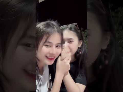 ดูคู่รักเขาเล่นกันมีความสุขดี