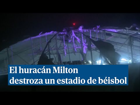 El huracán Milton destroza el techo de un estadio de béisbol