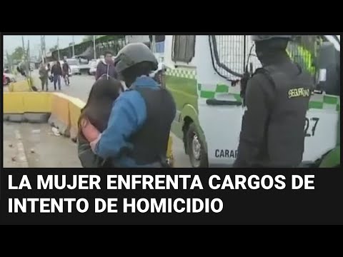 En video: Una mujer que era arrestada le quita el arma a un policía y le dispara a varias personas