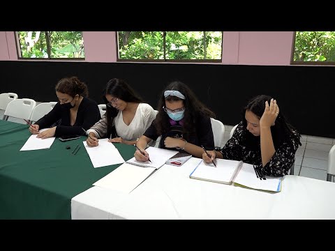 Universitarios participan en curso de técnicas básicas de dibujo