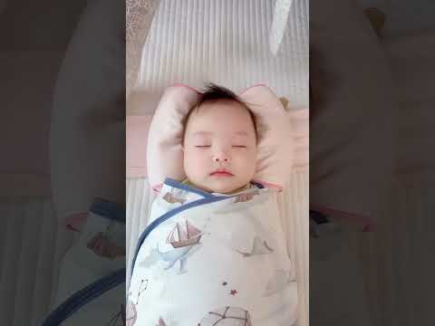 If the baby sleeps on his side for a long time, it is easy for his head to have an ugly shape