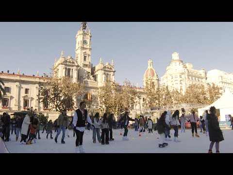 Cientos de personas patinan en la pista de hielo del Ayuntamiento de Valencia