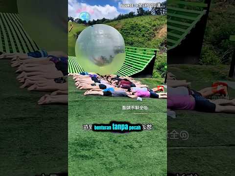 Permainan Bola Zorb Raksasa yang Bisa Dinaiki Manusia! Seru Banget di Lereng Bukit! 🌍⚡ #shorts